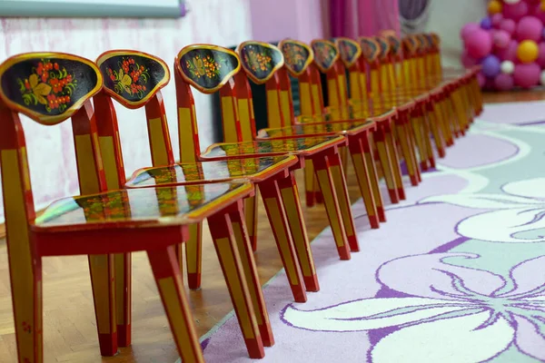 Krzesła Przedszkolu Rząd Krzeseł Dla Dzieci Miejsca Dla Przedszkolaków Małe — Zdjęcie stockowe