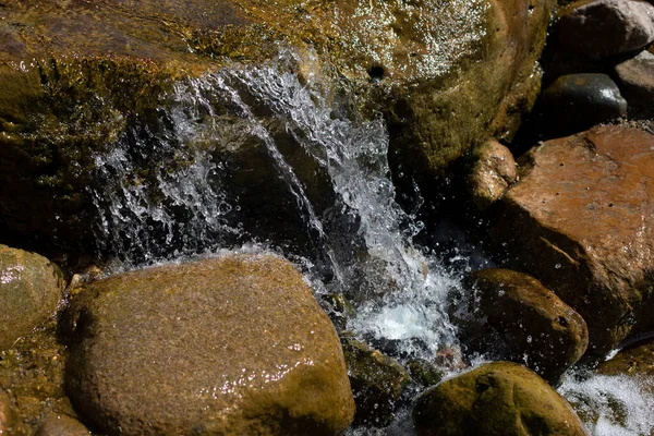 Riacho Montanha Derrama Sobre Pedras Cachoeira Rio Correntes Riacho Pedras — Fotografia de Stock