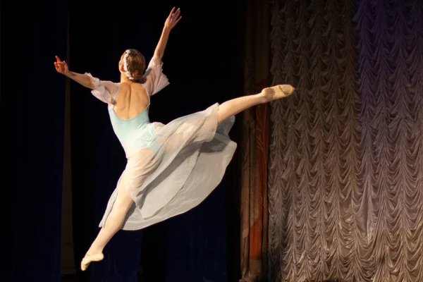 Ballerine Sur Scène Danse Professionnelle Fille Danse Ballet Classique Mouvement — Photo