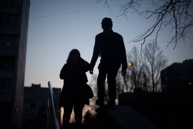 Bir kız ve bir erkek silueti. Gece yürü. Gençler karanlıkta dinleniyor. Bir erkek ve bir kızla tanışmak. Bir adamın siluetini vurmak.