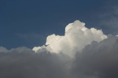 Gökyüzündeki bulutlar. Beyaz kümülüs bulutu yaklaşıyor. Gökyüzünde yaz havası.