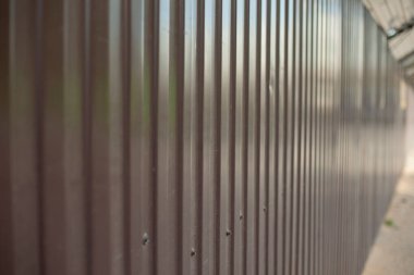 Metal çit kahverengi. Sağlam inşaat alanı eskrimi. Yüksek paslanmaz çelik çit.