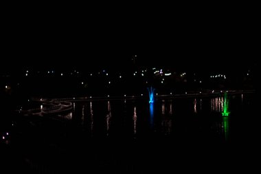 Gece şehir ışıkları. Karanlıkta ışıklar. Sokak ortamında elektrik ışığı kaynakları.