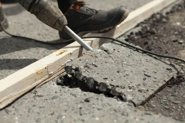 Han Tar Bort Asfalten Med Tryckluftsborr Bort Asfaltlagret Från Vägen — Stockfoto