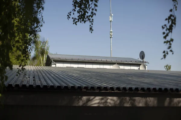 Dak Met Antenne Voor Signaaloverdracht Het Dak Van Het Gebouw — Stockfoto