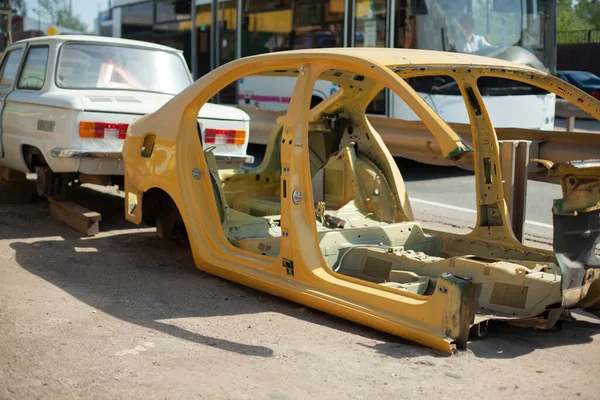 Rozmontowana Rama Samochodu Ulicy Samochód Wypadku Nieodpowiedni Pojazd Użytku Uszkodzona — Zdjęcie stockowe