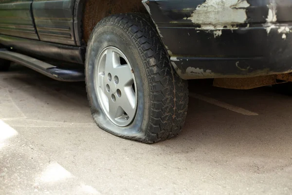 Une Roue Voiture Dégonflée Pneu Perforé Sur Voiture Transport Endommagé — Photo