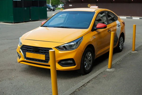 Такси Парковке Перед Домом Припаркована Жёлтая Машина Такси Брошено Возле — стоковое фото