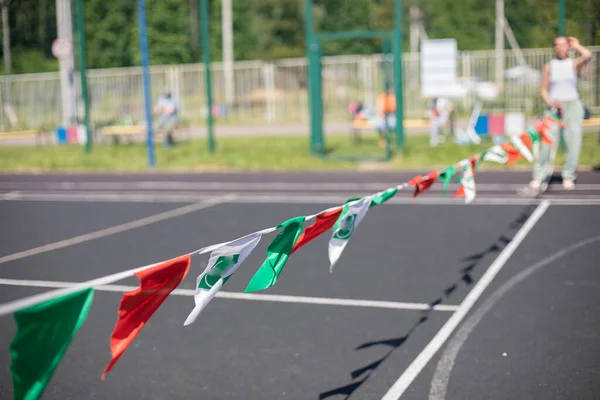 Bayraklar Ipte Spor Bandı Turnuva Için Çitli Bir Spor Sahası — Stok fotoğraf