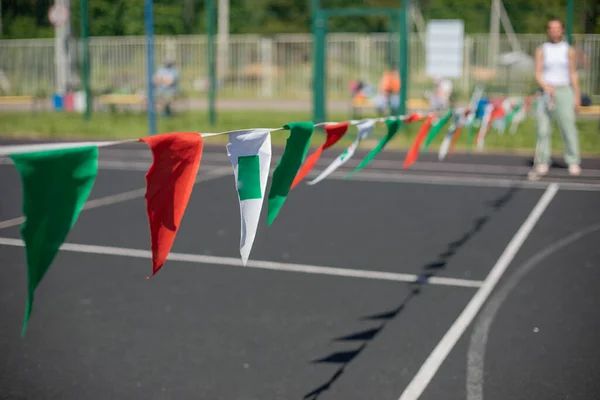 Bandeiras Numa Corda Gravação Desportiva Campo Esportes Cercado Para Torneio — Fotografia de Stock