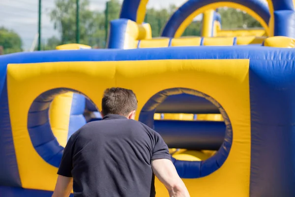 Homem Corre Dentro Obstáculo Inflável Parque Infantil Inflável Férias Ativas — Fotografia de Stock