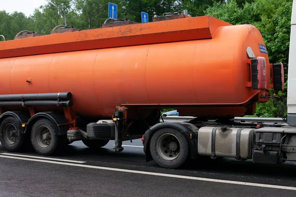 Drivstoffbil Transportør Gassprodukter Transport Bensin Lastebil Motorveien Farlig Last Tank – stockfoto