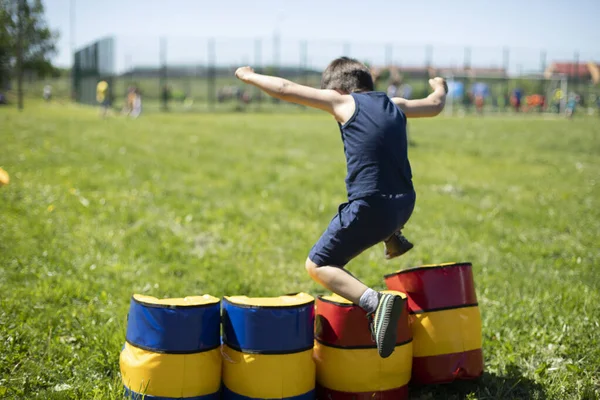 Bambino Salta Oltre Ostacolo Gonfiabile Percorso Ostacoli Bambini Formazione Pvzhkov — Foto Stock