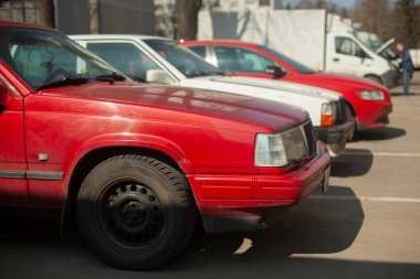 Otoparka park etmiş bir araba. Araba caddeye park edildi. Yazın kişisel ulaşım..