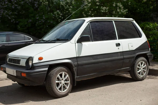 Geparktes Auto Auf Dem Parkplatz Das Auto Steht Auf Der — Stockfoto