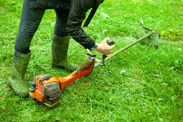 Pemotong Rumputnya Menaikkan Mesin Pemotong Rumputnya Tukang Kebun Dengan Alat — Stok Foto