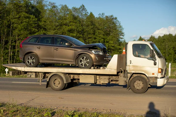 Odtahový Vůz Řídí Auto Nehodě Přeprava Aut Nákladní Plošině Nakladač — Stock fotografie