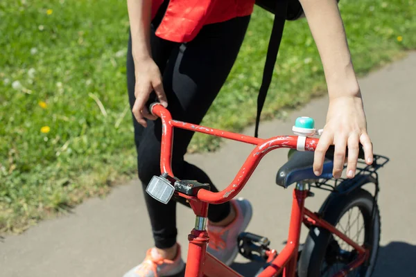 Adolescente Lleva Una Bicicleta Agarrada Volante Una Chica Monta Bicicleta —  Fotos de Stock