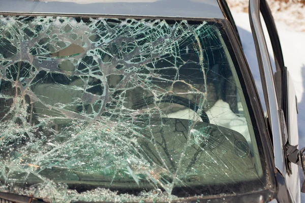 Kırık araba camı. Ön cam kırıldı. Hasarlı taşıma. Araba otoparkta bozuk..