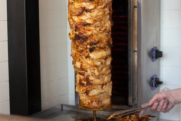 Carne Num Espeto Shaurma Está Preparando Café Carne Frango Amarrada — Fotografia de Stock