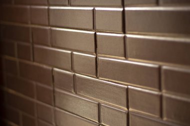 Tuğla taklidi. Dekoratif duvar bir açıyla kaldırılmış. Evdeki duvar..