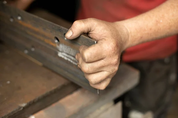 Furos Perfurados Metal Trabalhe Uma Oficina Metal Mão Segura Aço — Fotografia de Stock