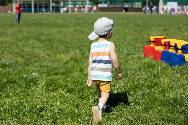 Criança Atravessa Relva Férias Pré Escolares Verão Dia Quente Para — Fotografia de Stock