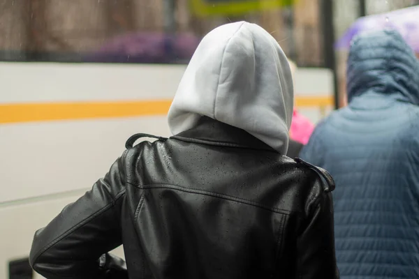 Gente Atrás Bajo Lluvia Gente Encapuchada Camina Hacia Autobús Está — Foto de Stock