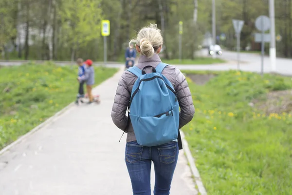 Das Mädchen Läuft Die Straße Entlang Die Frau Geht Durch — Stockfoto