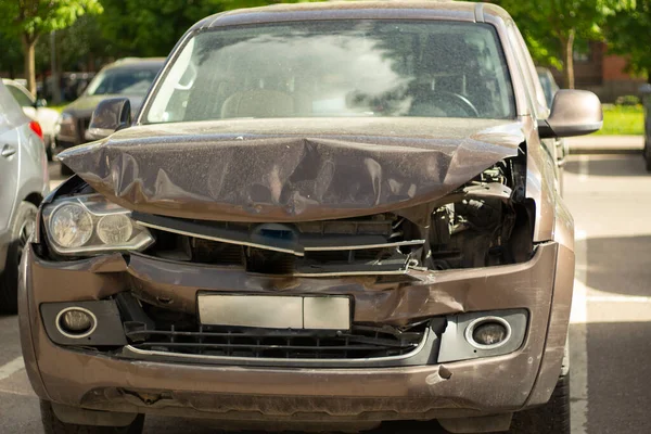 Bilen Efter Olyckan Fordon Med Skador Bilen Trasig Skadade Bilstrålkastare — Stockfoto