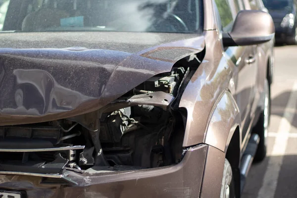 Bilen Efter Olyckan Fordon Med Skador Bilen Trasig Skadade Bilstrålkastare — Stockfoto