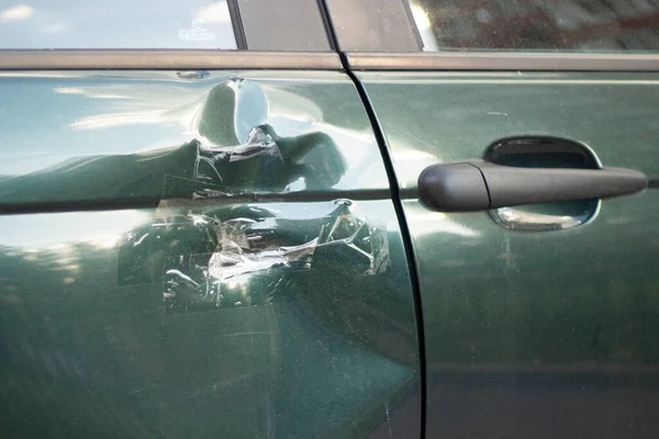 車のドアの上にデント 損傷を受けた輸送 壊れた車だ 側面のドアは打撃によって損傷される — ストック写真