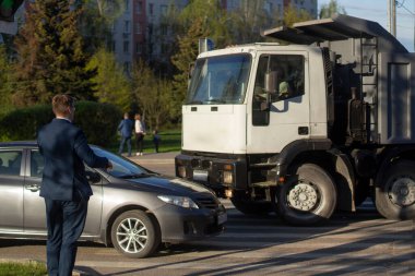 Kamyon kazası. Arabalar gidemez. Yaya geçidinde arabalar çarpıştı..