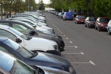 Evimde park ediyorum. Arabalar peş peşe. Avluda bir araç var. Konut alanına araba parkı..