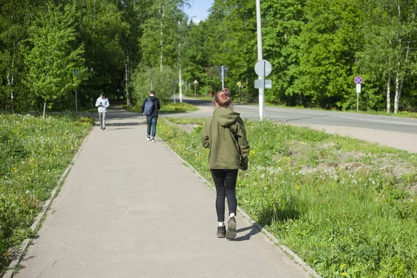 Flickan Går Nerför Gatan Folk Fotgängarvägen Parkera Vägen Till Staden — Stockfoto