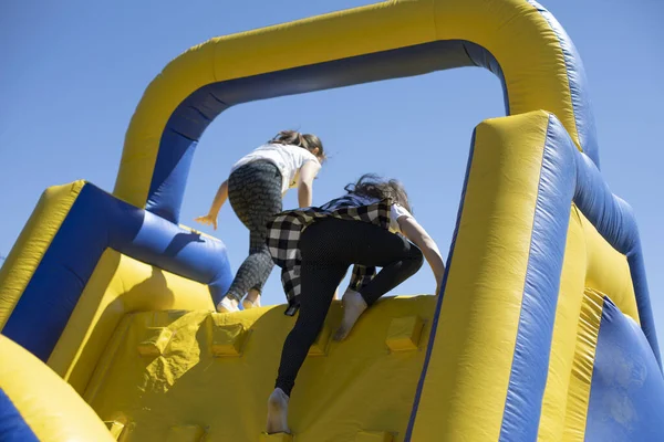 Les Enfants Grimpent Sur Une Glissière Gonflable Parcours Obstacles Gonflable — Photo
