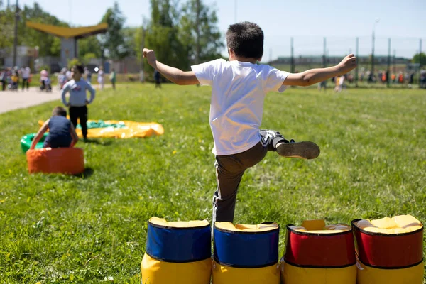 Niño Salta Sobre Obstáculo Inflable Curso Obstáculos Para Los Niños — Foto de Stock