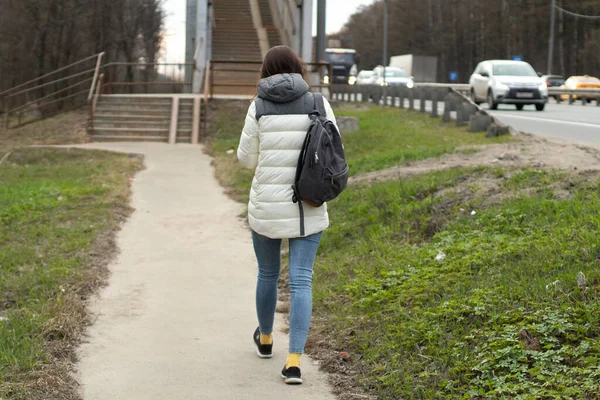 Chica Camina Por Camino Mujer Camina Por Ciudad Vista Desde — Foto de Stock