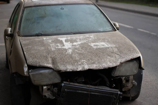 자동차 가벼운 쓰레기 자동차는 대참사로 손상되었습니다 — 스톡 사진