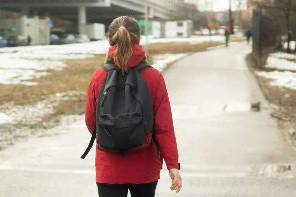 Una Chica Con Una Mochila Estudiar Una Chica Con Chaqueta — Foto de Stock