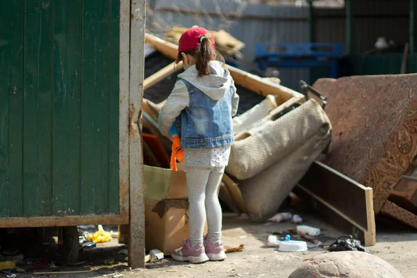 Niño Depósito Chatarra Chica Está Goteando Basura Niño Encontró Juguete —  Fotos de Stock