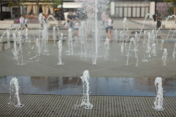 Stadtbrunnen Auf Dem Platz Wasser Quillt Aus Den Gehwegen Platanenbrunnen — Stockfoto