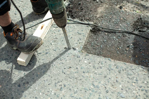 아스팔트 아스팔트 도로에서 제거하는 작업자는 착암기를 망치를 — 스톡 사진