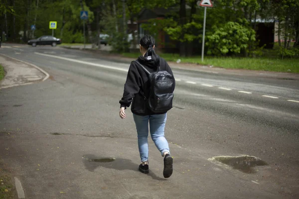 Chica Camina Con Una Mochila Una Mujer Camina Por Sendero — Foto de Stock