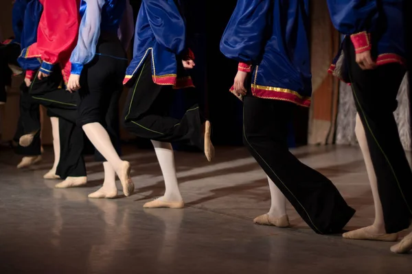 Çocuklar Sahnede Dans Ederek Gösteri Yaparlar Dans Dersleri Aynı Kıyafetleri — Stok fotoğraf