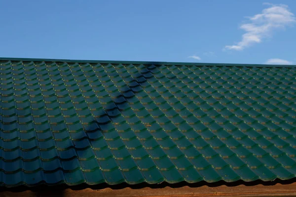 Das Dach Des Hauses Die Ziegel Bedecken Das Dach Des — Stockfoto