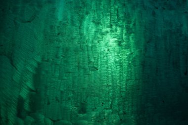 Şeffaf maddenin yeşil dokusu. Kirli duvar kaşındırıyor ve kararıyor..