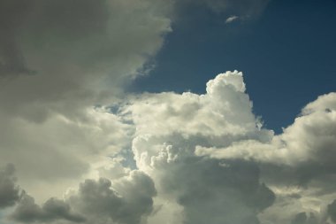 Gökyüzünde beyaz bulutlar. Kümülüs bulutları mavi gökyüzüne karşı. İlahi arkaplan.