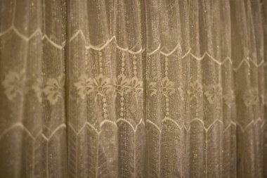 - Perdeler odada kaldı. Pencerenin bir bezle süslenmesi. İç kısımda dantel kumaş. Arka plan lamba aydınlatmasında beyaz kumaştan yapılmıştır..