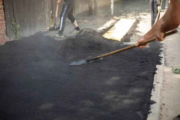 Colocando Asfalto Reparaciones Carreteras Trabajador Igual Asfalto Caliente — Foto de Stock